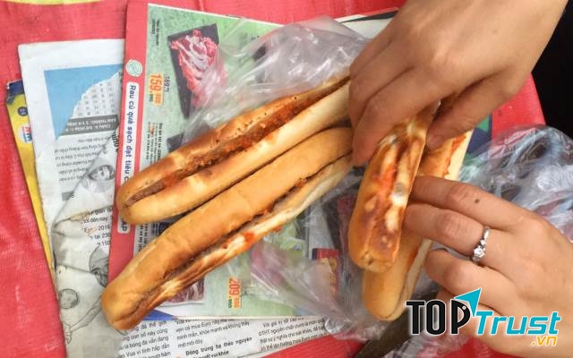 Thưởng thức chiếc bánh mì que tí tẹo cùng vị ớt cay nồng