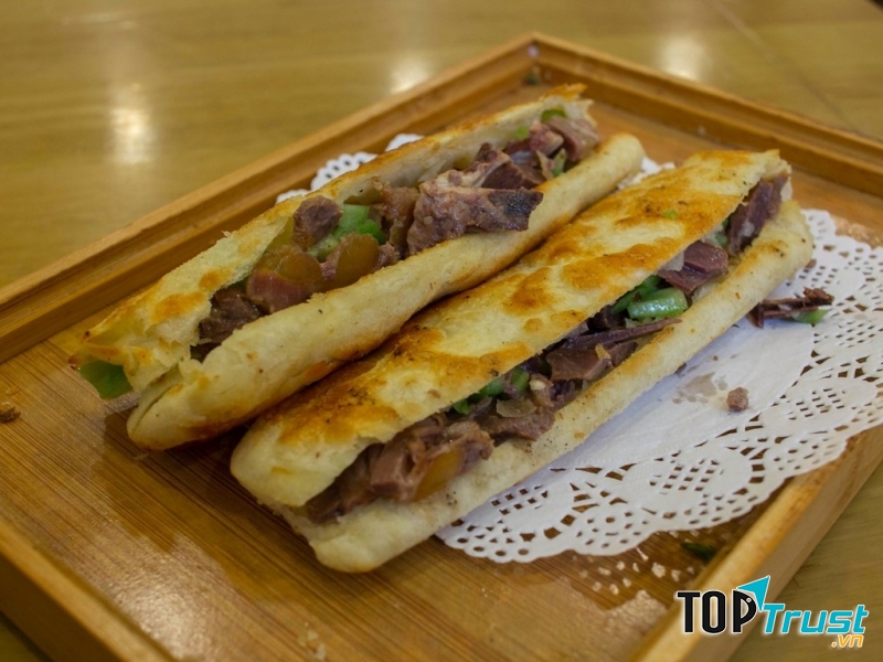 Món bánh mì thịt lừa