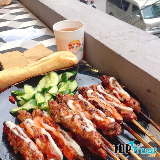 Bánh mỳ thơm ngon với những xiên thịt béo gậy