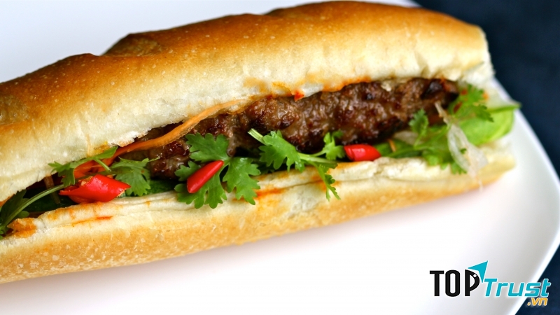 Bánh mỳ thơm ngon với những xiên thịt béo gậy