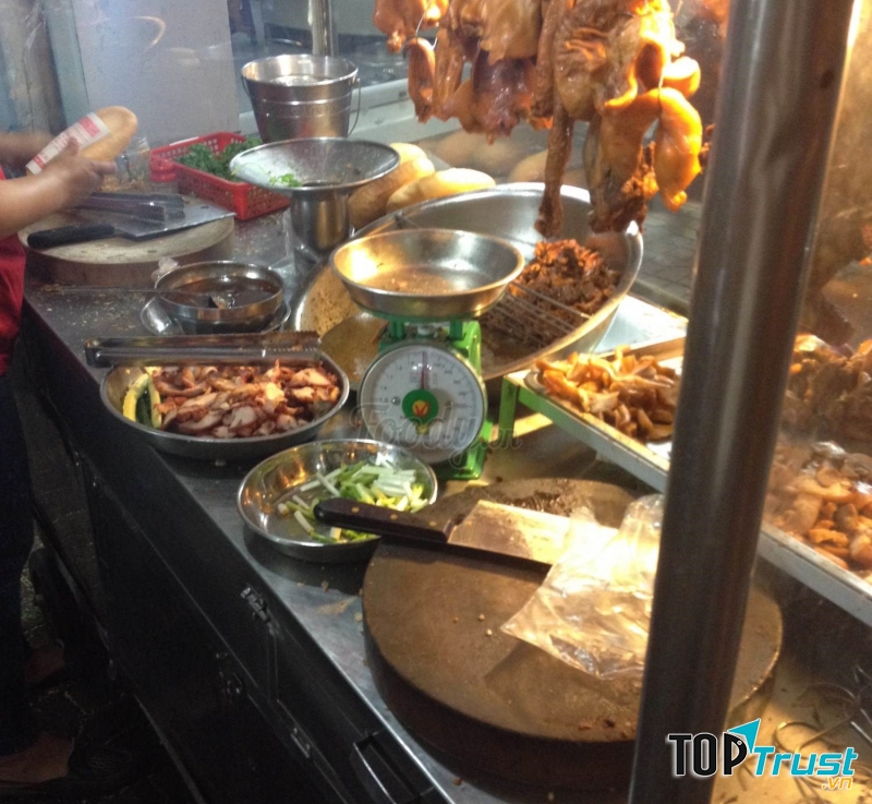 Quán đơn giản nhưng rất đông khách