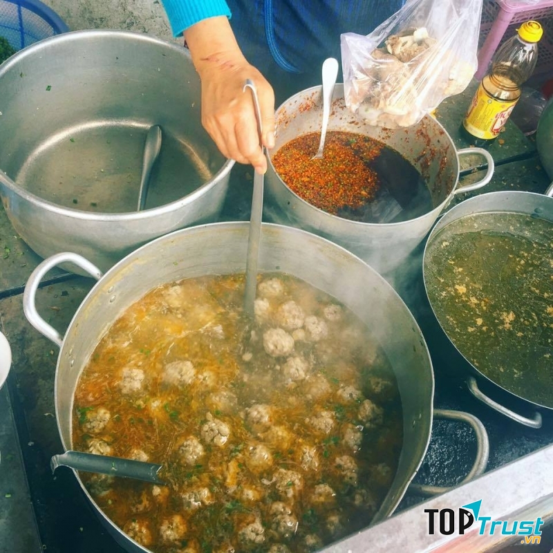 Viên xíu mại chắc thịt nhưng không quá nạc, vừa đủ, không hề ngấy