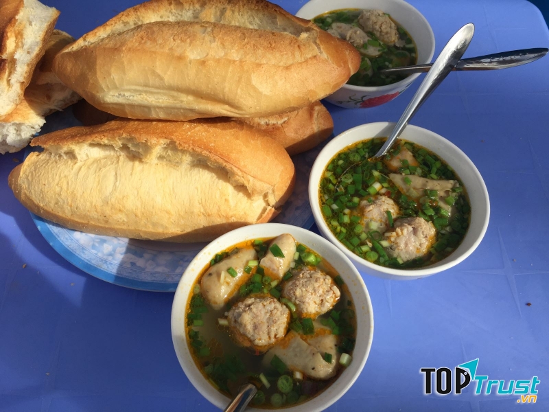 Bánh mì xíu mại tại quán