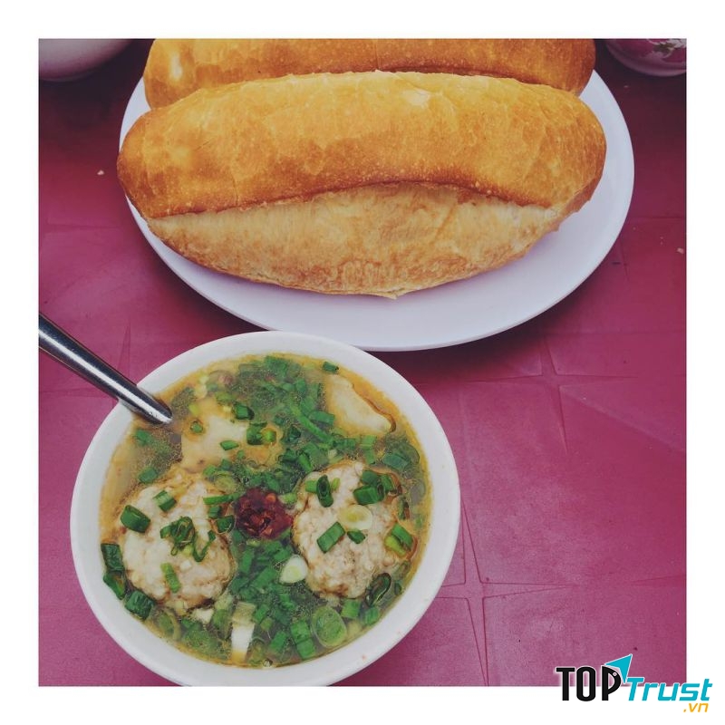 Bánh mì xíu mại Thông Thiên Học