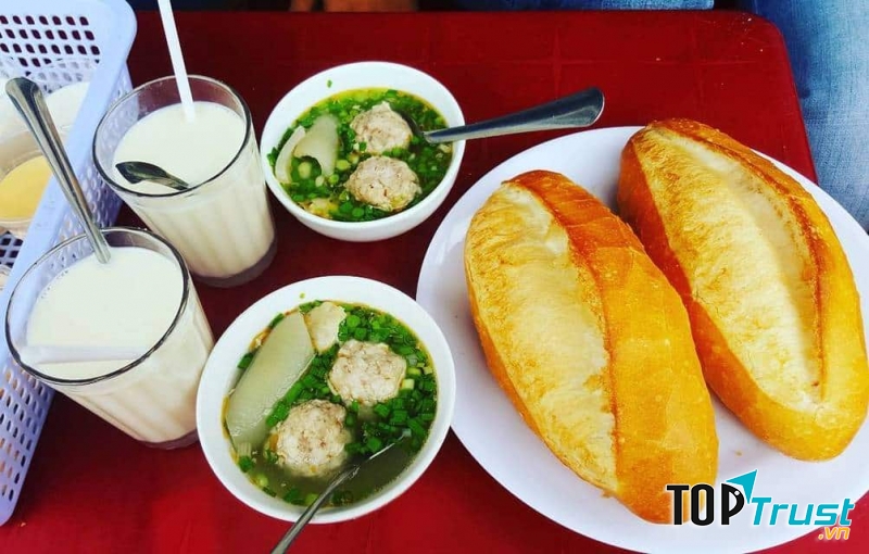 Môt phần bánh mì sẽ ăn kèm với chén xíu mại nóng hổi,