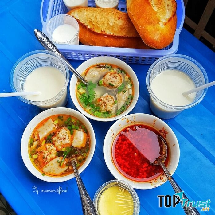 Bánh mì xíu mại, sữa nóng Hoàng Diệu