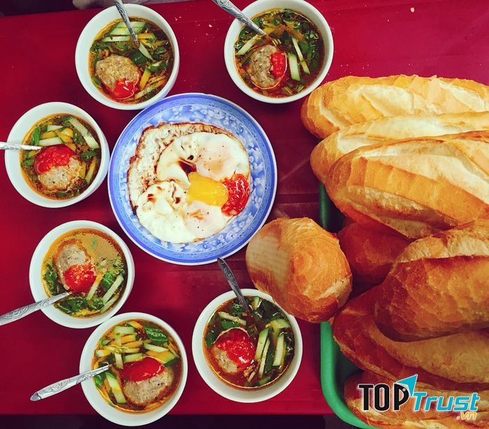 Bánh mì xíu mại, sữa nóng Hoàng Diệu