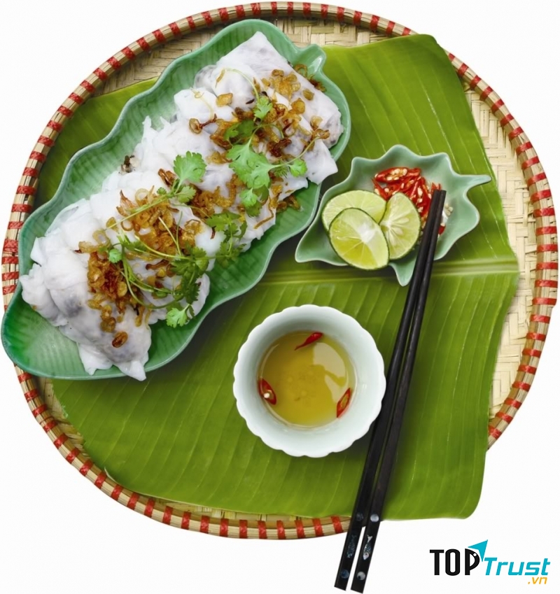 Bánh mướt nóng hổi được bày ra dĩa, phủ bên trên là một lớp hành phi vàng thơm phức