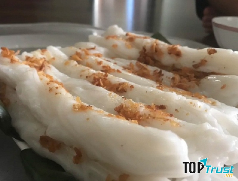 Đĩa bánh trắng muốt rắc thêm hành chưng giòn rụm...