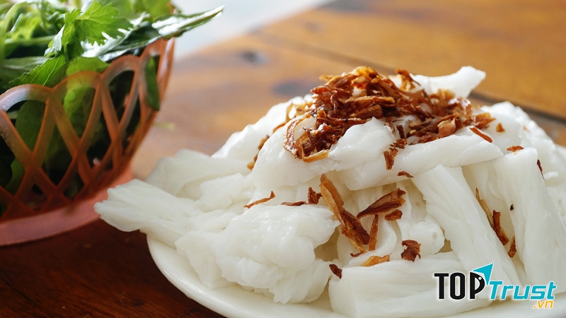 Bánh mướt dễ ăn, chỉ cần ăn kèm một chén nước mắm vắt chanh với ớt tươi xắt lát cũng đã thấy ngon miệng.