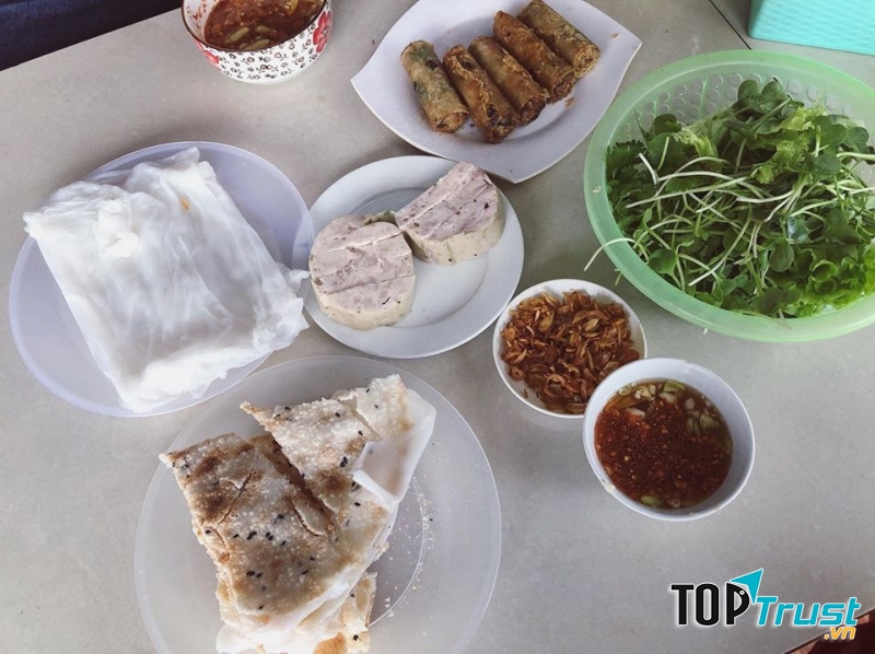 Bánh mướt ăn cùng ram nóng và rau sống ngon quên đường về...