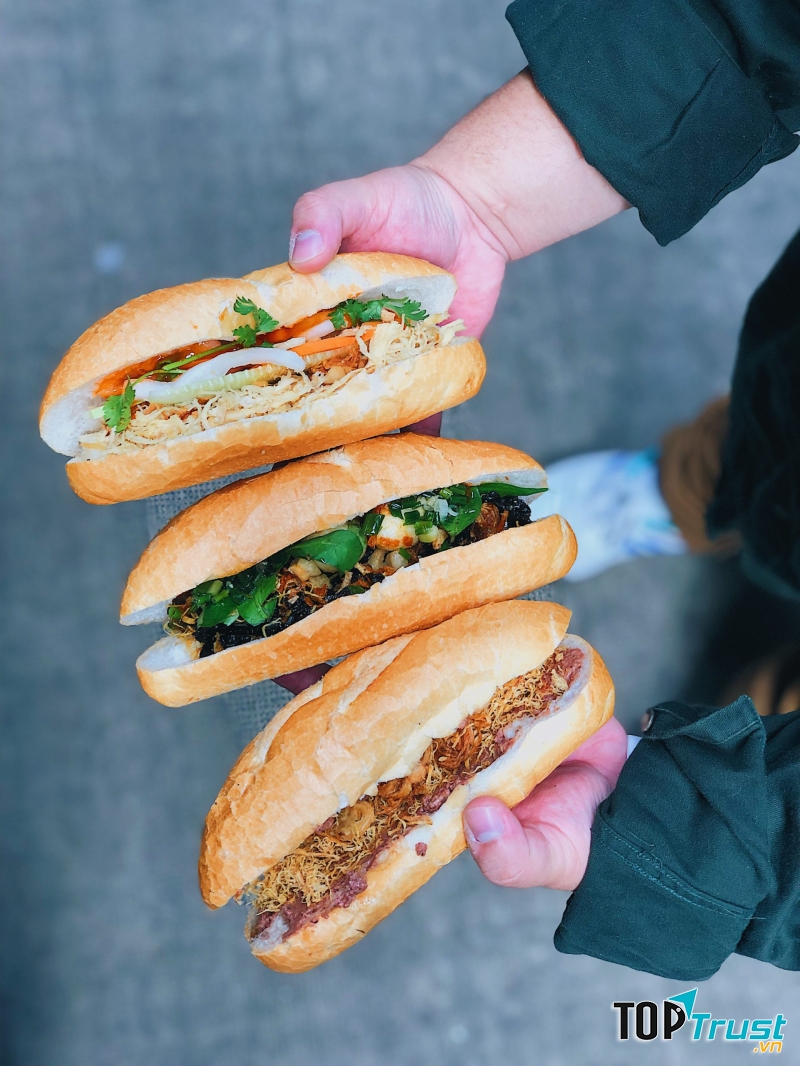 Bánh mì đối diện cổng trường cấp ba Tân Trào