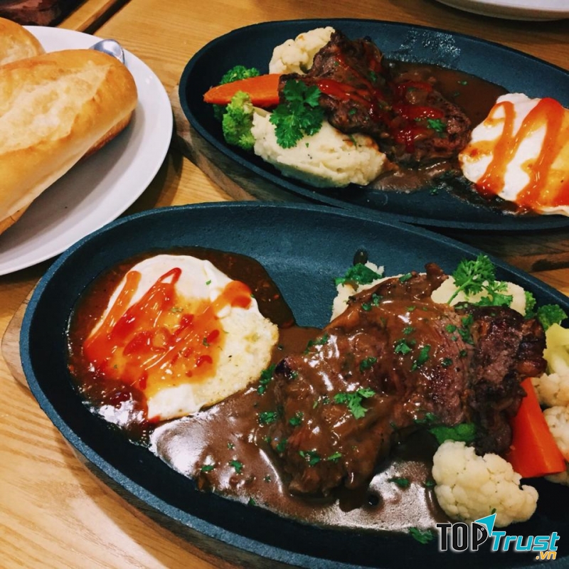 Bánh mì bò bít tết sốt cay