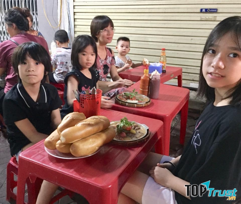 Quán lúc nào cũng đông khách