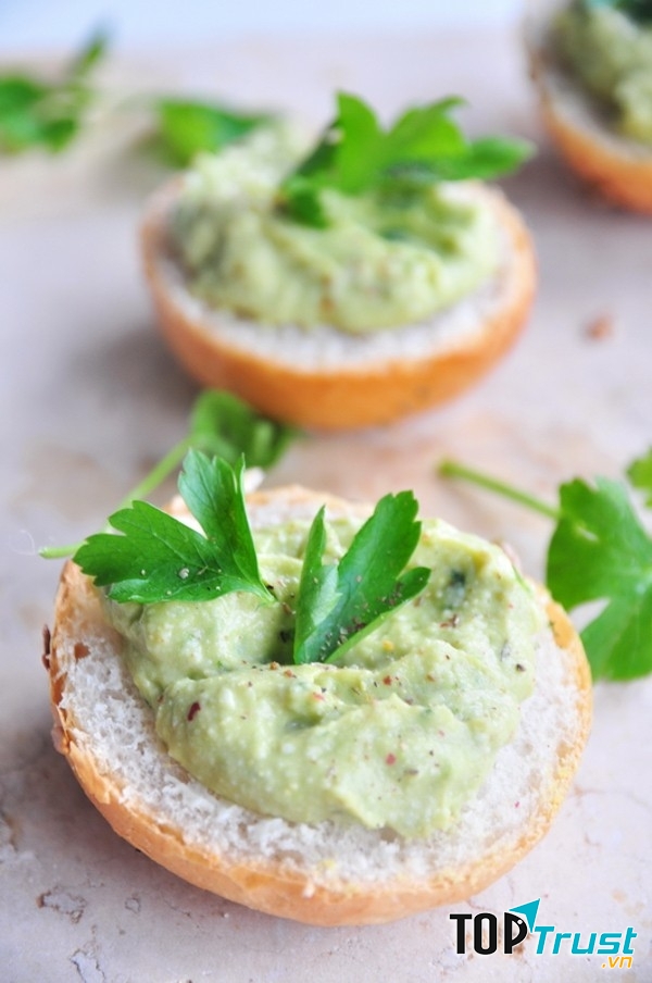 Bánh mỳ phết bơ trứng.