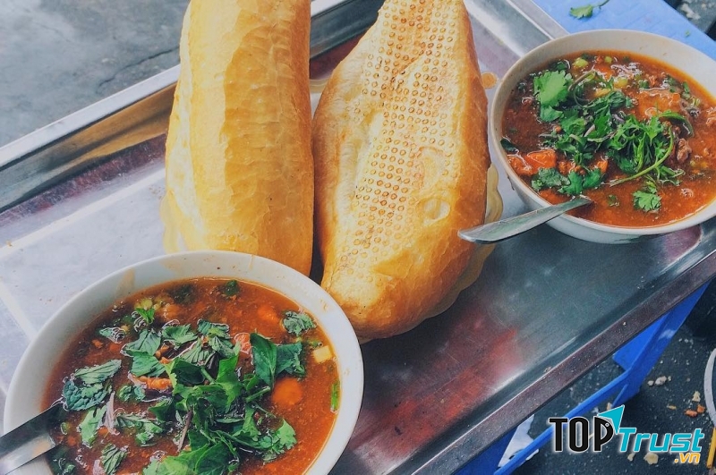 Khi gió lạnh về, thưởng thức bát bánh mì sốt vang thì không còn gì bằng.