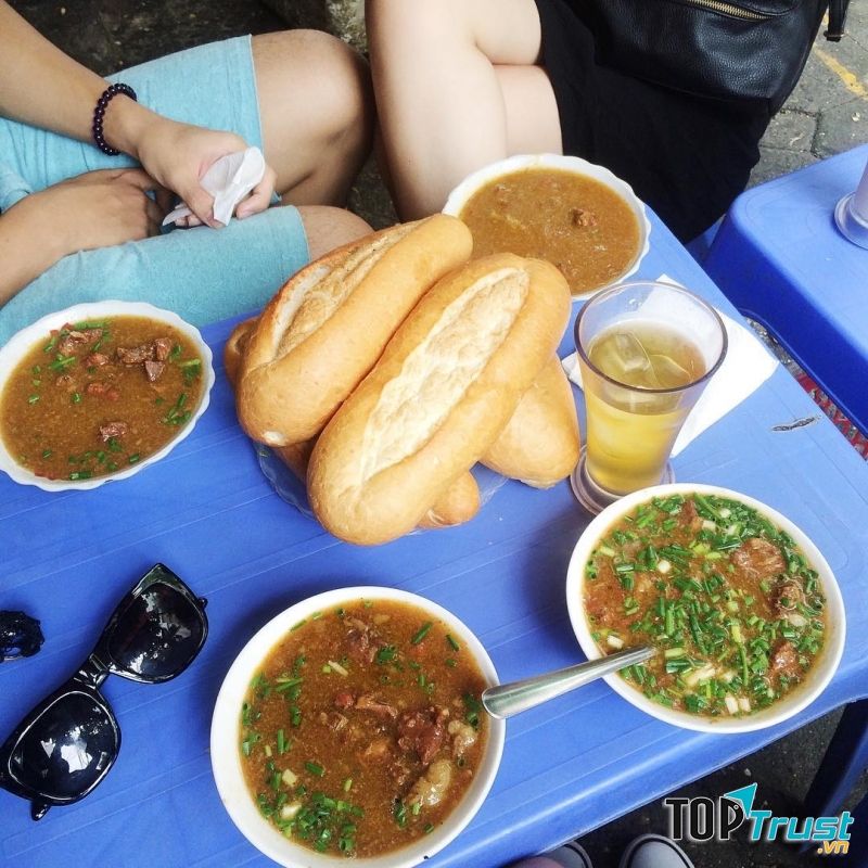 Bánh mì nóng giòn, ngả màu vàng ruộm ăn cùng với bát sốt vang đậm đà, dậy mùi vang, lại đầy ắp những thịt.