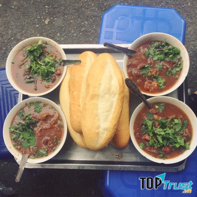 Sốt vang đậm đà thơm lừng, bánh mì giòn rụm là một sự kết hợp không thể nào hoàn hảo hơn.