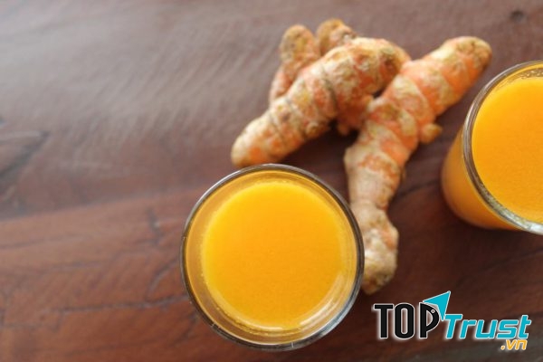 Những củ nghệ tươi được rửa sạch, thái nhỏ và vắt lấy nước.