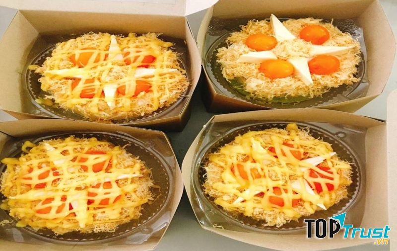 Miếng bánh to tròn, trứng muối chín tới, sốt phủ ngập tràn, béo béo, ngậy ngậy