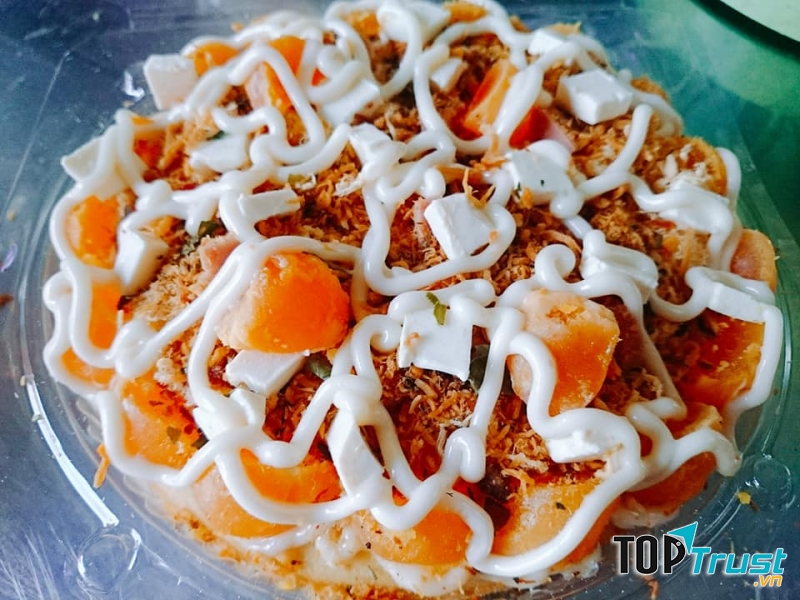 Tùy theo yêu cầu của khách hàng mà bánh có thể to, nhỏ khác nhau cũng như nhiều sốt hay ít sốt