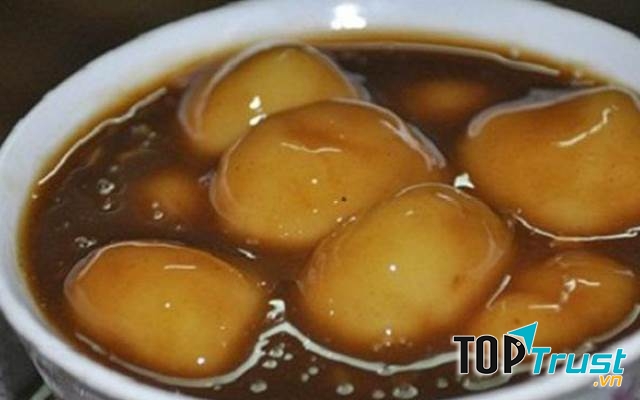 Khác với bánh trôi, bánh nhè được nấu bằng đường mật mía và gừng, tạo vị ngọt đậm đà và mùi hương đặc trưng cho bánh.