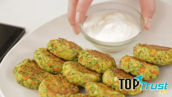 Bánh nướng kèm thêm rau củ