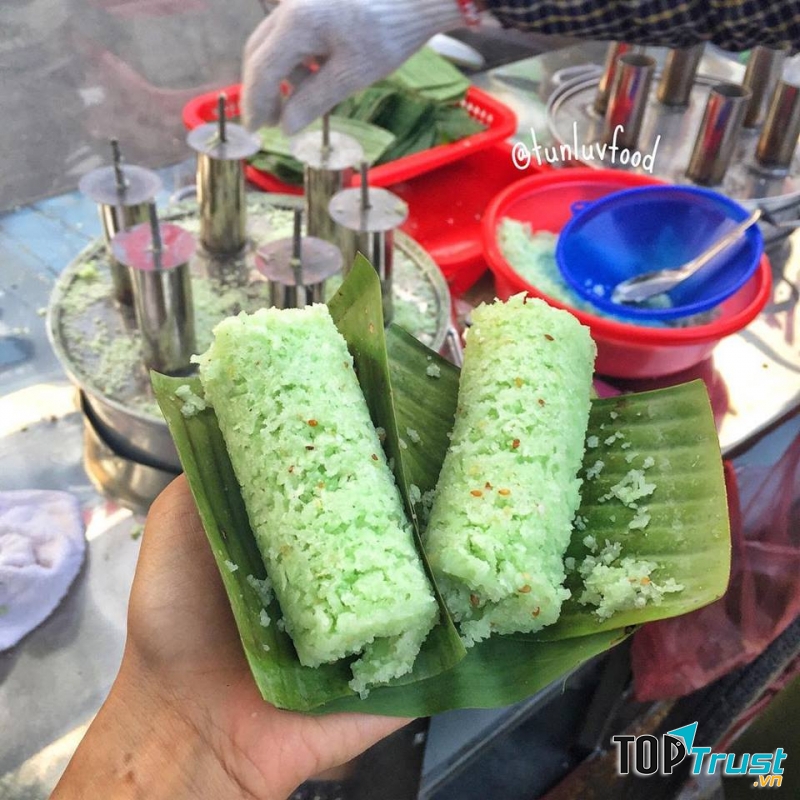 Bánh ống lá dứa của người Khmer ở Trà Vinh và Sóc Trăng nay đã trở thành món ăn vặt  gây bão trên mạng xã hội.