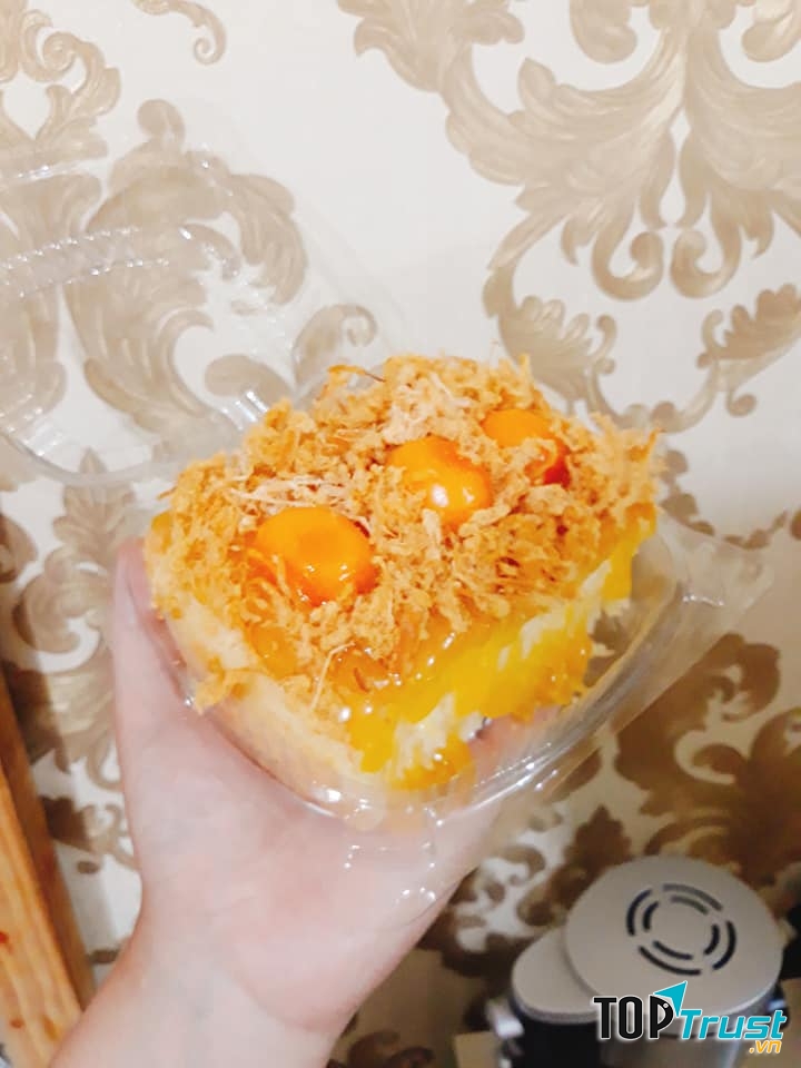 bánh bông lan trứng muối được bỏ trong những chiếc hộp nhựa gọn gàng