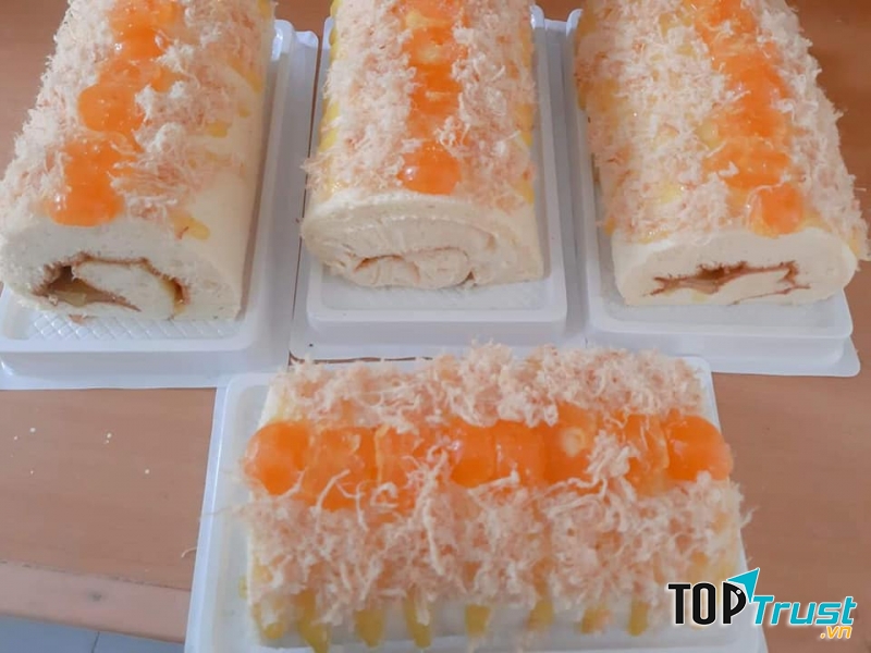 Màu sắc bánh bông lan trứng muối do chính tay chị làm