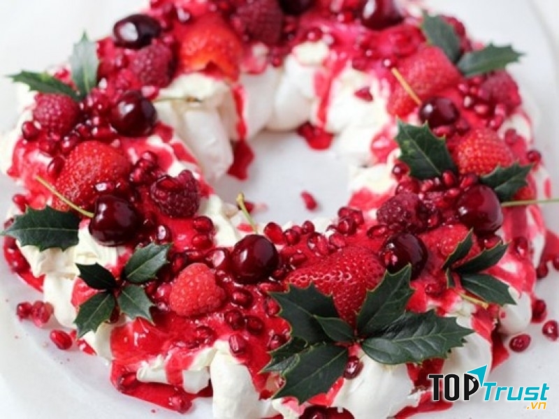 Một chiếc Pavlova được phủ dâu tây vô cùng thích hợp để thưởng thức trong giáng sinh