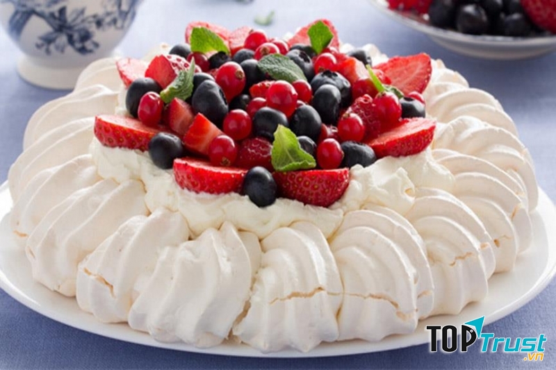 Vỏ bánh được đánh bông trông như những đám mây.