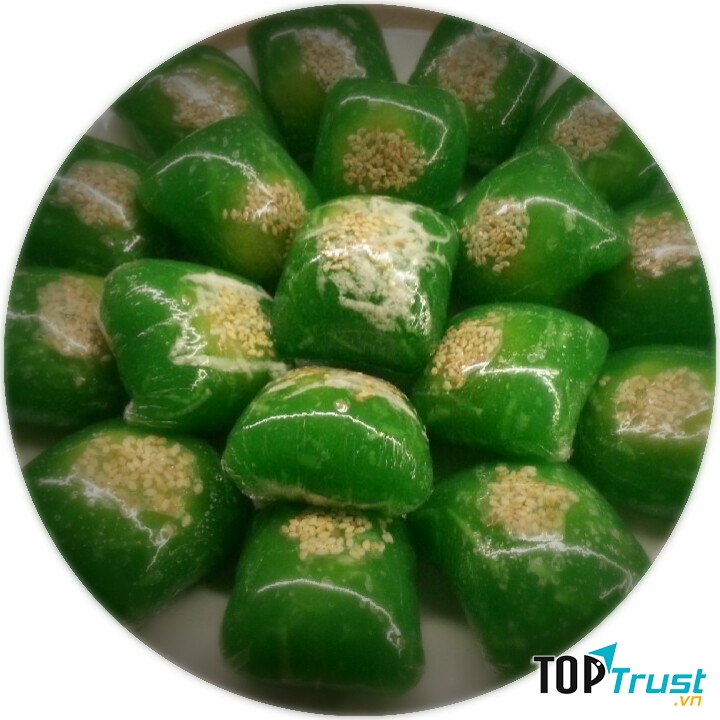 Bánh phu thê lá dứa có mùi thơm của lá dứa, ngậy của dừa, bùi bùi của đậu và giòn giòn của bột năng, và mùi thơm của vừng