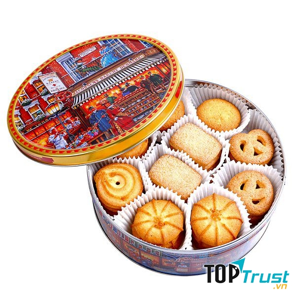 Bánh được xếp gọn gàng, ngay ngắn trong hộp thiếc tròn càng tạo nên vẻ sang trọng.