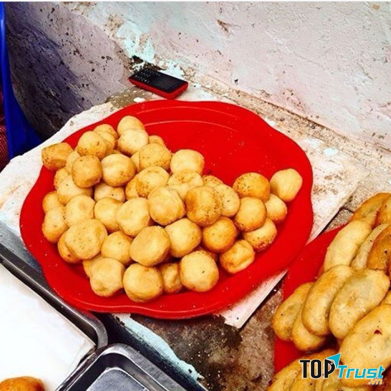 Nhân của bánh rán bà Huyền cũng rất được chăm chút, nhiều và nêm nếm rất hợp vị người ăn.