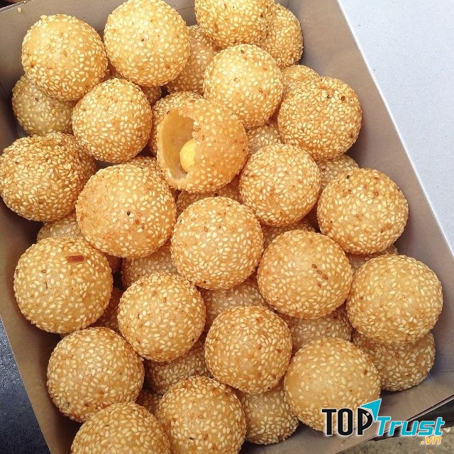 Bánh rán lúc lắc là món nổi tiếng khi người ta nhắc đến Gia Trịnh