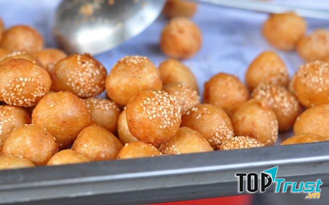 Bánh làm từ bột, đậu xanh có điểm thêm chút vừng cho thơm.