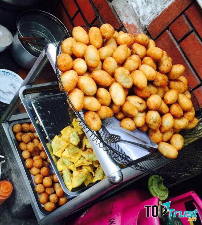 Sức hút của bánh rán 83 Vĩnh Hồ nằm ở lớp da bánh giòn, không quá dày, bánh được rán rất đều nên không hề bị cứng.