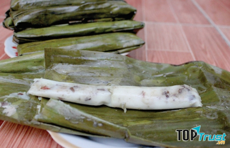 Bánh răng bừa được làm từ gạo tẻ xay nhuyễn, gói trong lá chuối, nhân thịt lợn, hành khô, mộc nhĩ.