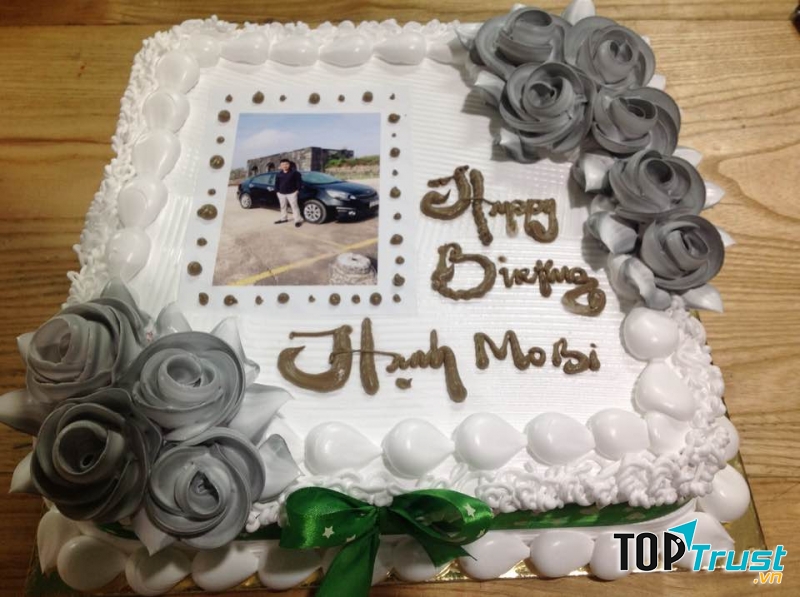 Bánh sinh nhật Linh Chung đơn giản nhưng vẫn ấn tượng