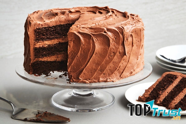 Thành phẩm bánh socola với lớp kem phết bên ngoài đẹp mắt