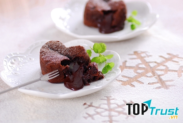 Nàng sẽ thích thú với phần nhân socola tuôn trào như núi lửa rất ngon