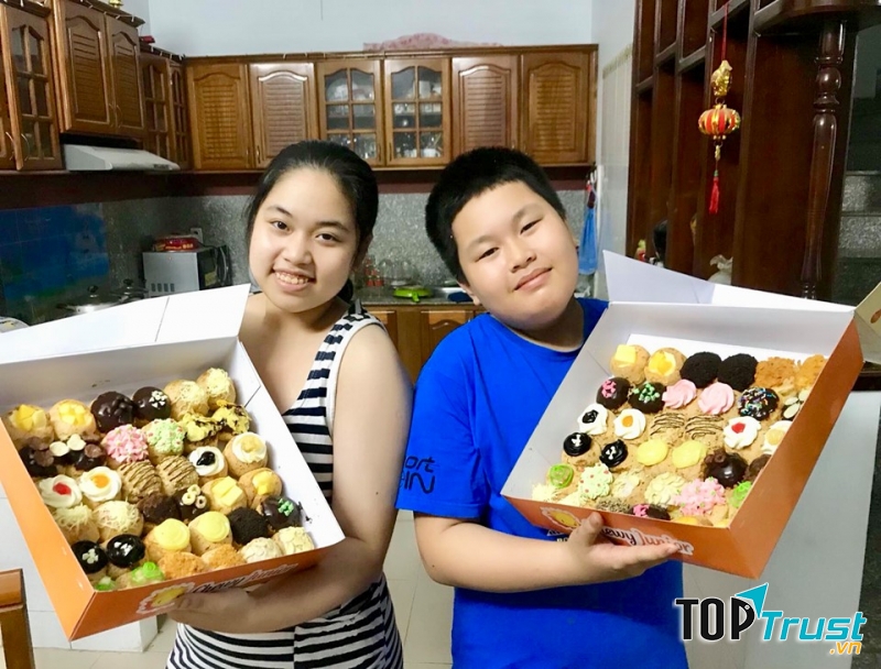 Khách hàng hài lòng với bánh su kem Chewy Junior