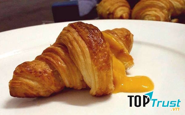 Bánh sừng bò trứng muối