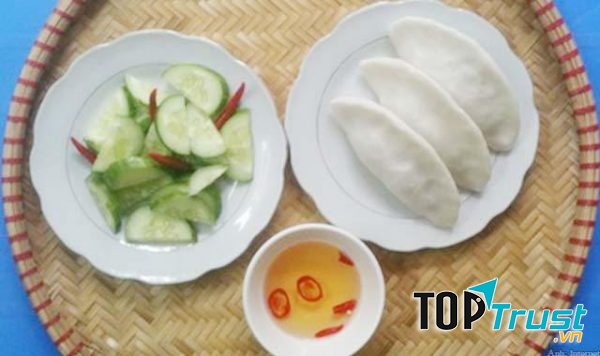Bánh tài thường được ăn kèm dưa góp, nước chấm chua cay