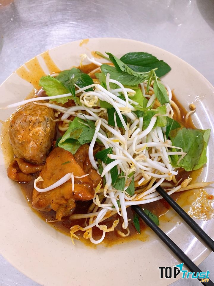 Bánh tầm cay xá xíu và gà