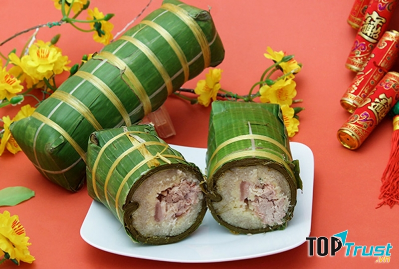 Bánh Tét được bọc qua nhiều lớp lá, như hình tượng một người mẹ bọc lấy người con.