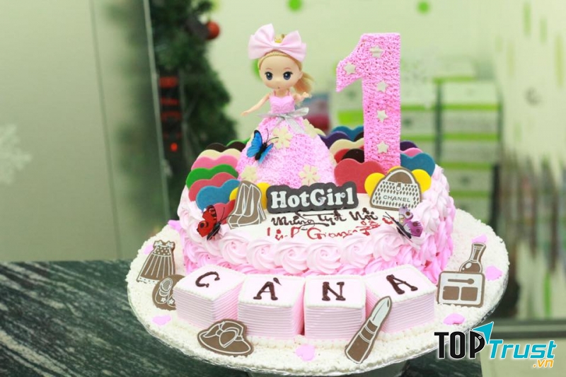 Mẫu bánh ấn tượng của địa chỉ bánh Thành Đô số 1 Cao Bằng chính là trang trí hình những con búp bê lớn.