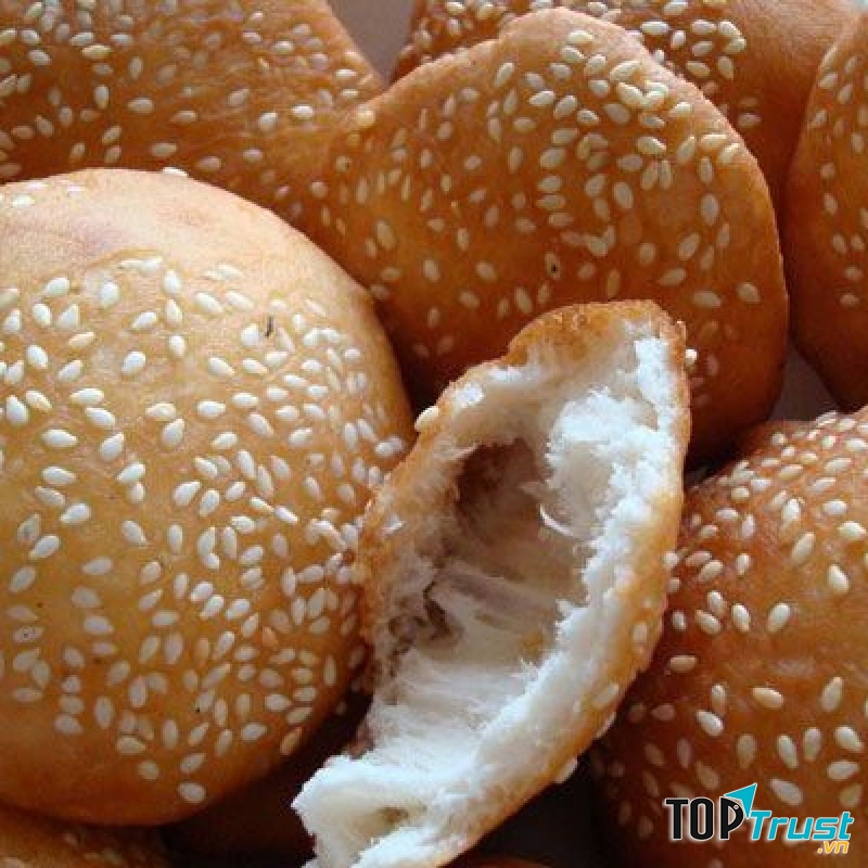 Chiếc bánh vàng ruộm, nhẹ, mềm và thơm nức mùi bột mì, vừng trắng.