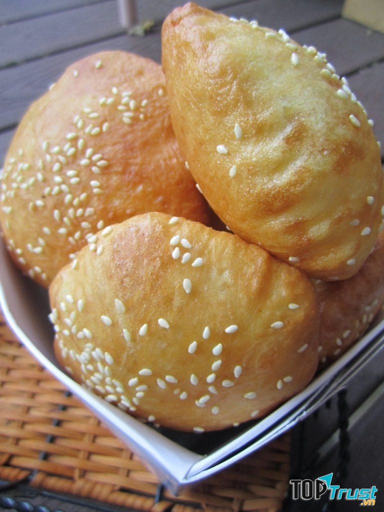 Bánh tiêu đối diện bảo tàng B52